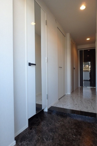 玄関　他物件参考画像。建具・壁・床色は異なります。現況優先。