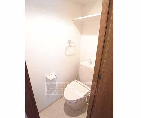 トイレ　トイレは棚付き。