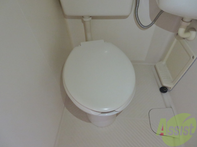 トイレ　バストイレ一緒ですがコンパクトで清潔感がありますね