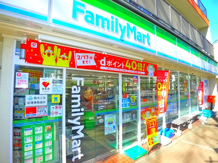 コンビニ　ファミリーマート（コンビニ）まで493m