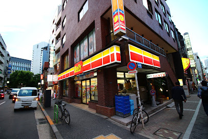 コンビニ　デイリーヤマザキ赤坂２丁目店（コンビニ）まで218m