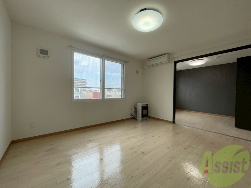 居室・リビング　木目のフローリングは落ち着きのある印象のお部屋になりますね。