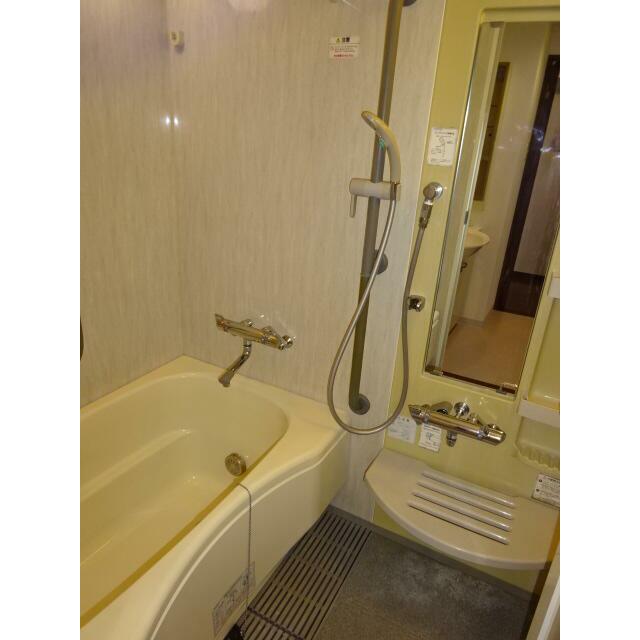 バス・シャワールーム　浴室乾燥機付きバス。