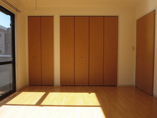 居室・リビング　洋室5.8帖陽当たり良好♪