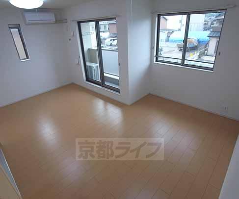 居室・リビング　広く明るい洋室