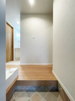 玄関　別部屋参考写真となります