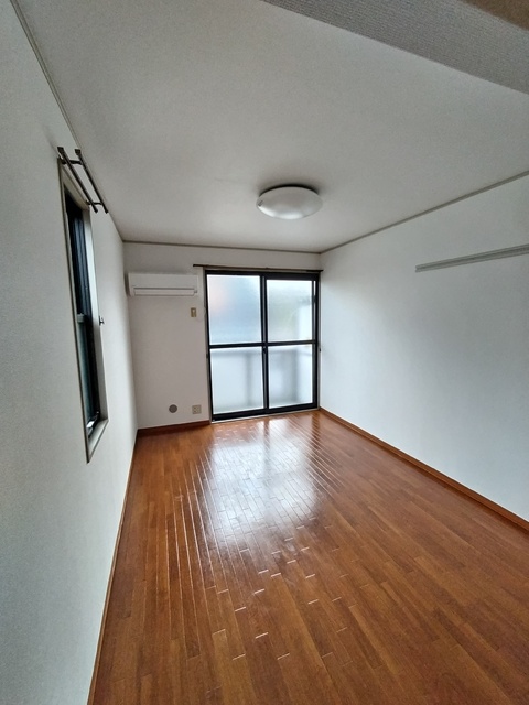 居室・リビング　２面採光の明るい居室