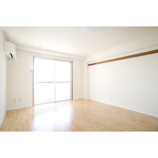 居室・リビング　明るい日差しの室内