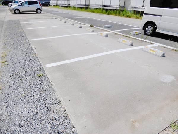 駐車場　車をお持ちの方に嬉しい駐車場付きの物件です