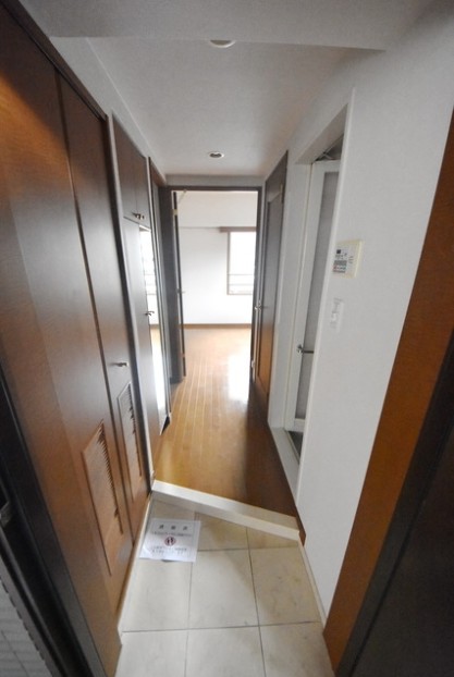 玄関　※同建物内の別部屋参考写真です