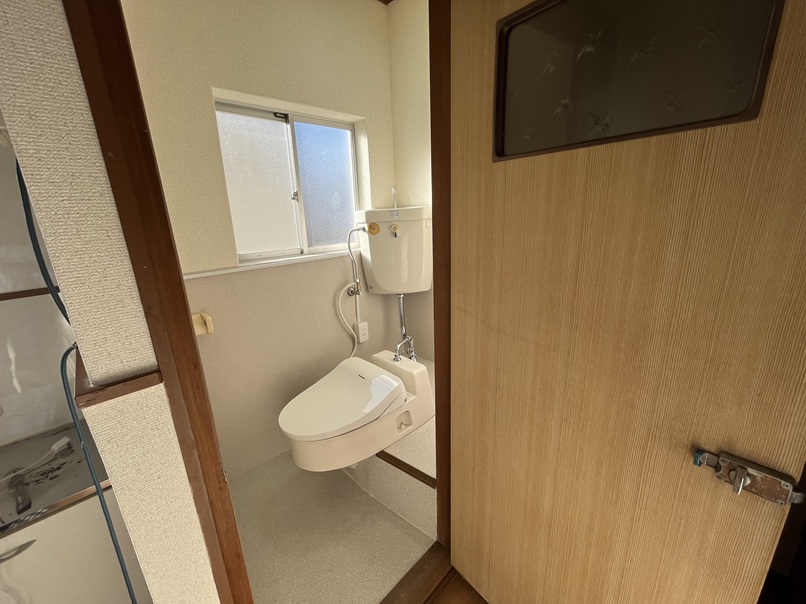 トイレ　洗浄便座付、窓有り