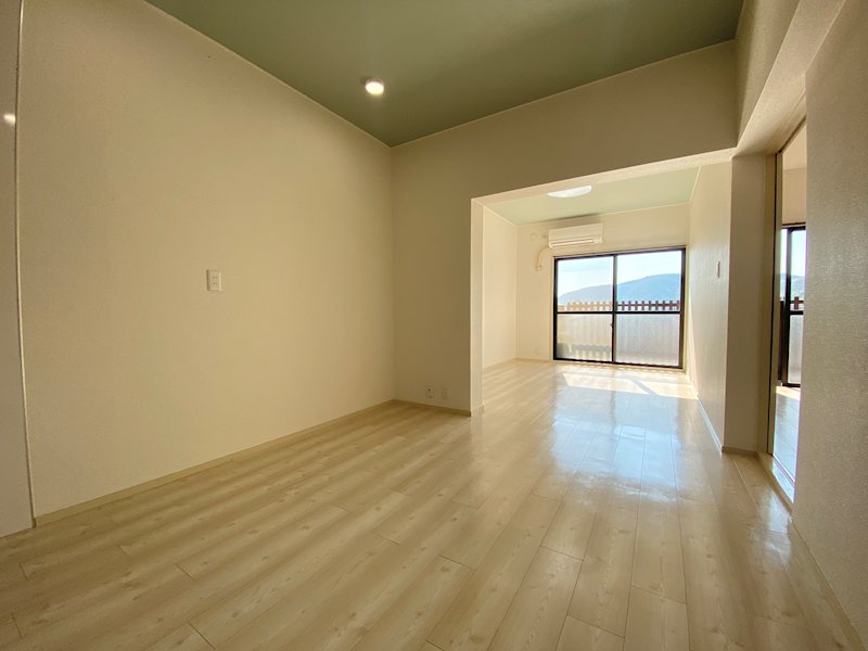 居室・リビング　参考写真（同間取りの反転タイプ