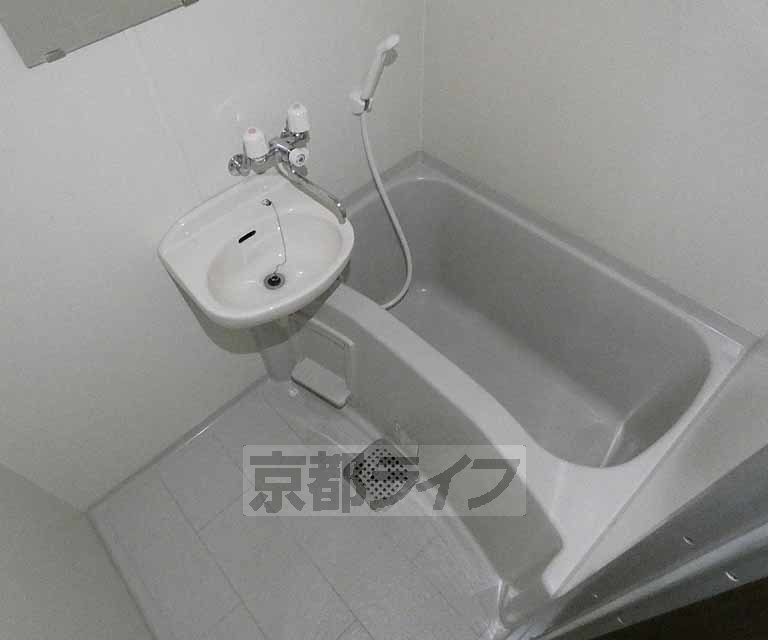 バス・シャワールーム　シンプルな浴室です。