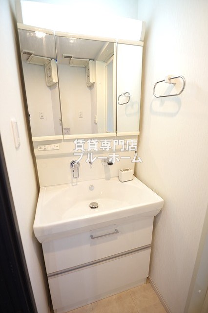 洗面設備　三面鏡独立洗面台！