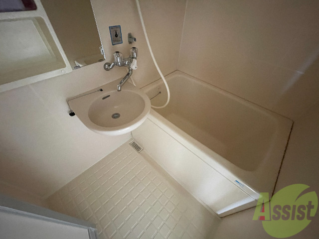 バス・シャワールーム　浴室の浴槽は深さがあるので、肩まで浸かることができますよ。