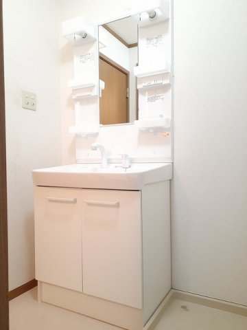 洗面設備　ゆったりとスペースのある洗面所