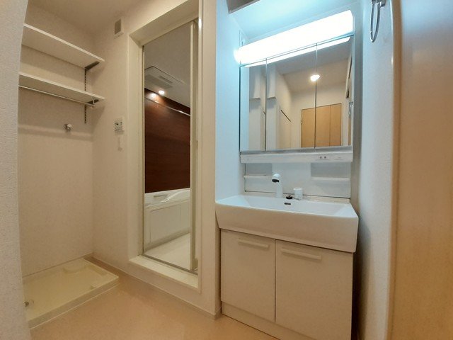 洗面設備　ゆったりとスペースのある洗面所