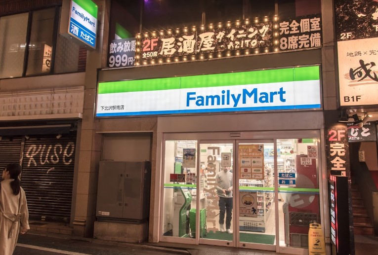 コンビニ　ファミリーマート下北沢駅南店（コンビニ）まで185m