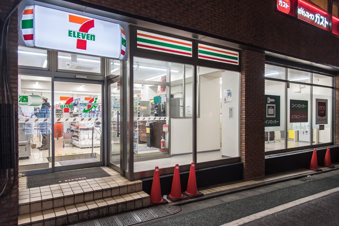 コンビニ　セブンイレブン下北沢駅南口店（コンビニ）まで312m