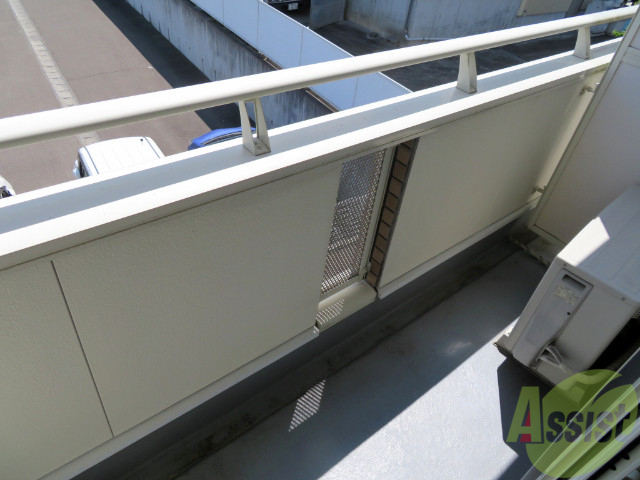 バルコニー　バルコニーは洗濯物を干すのに十分な広さがありますね。