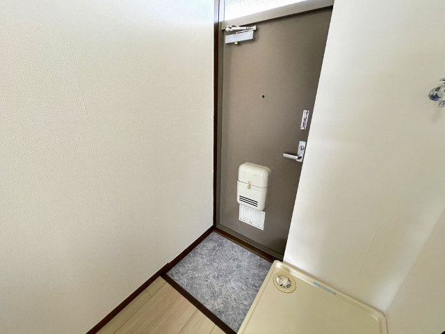 玄関　※反転タイプの写真です