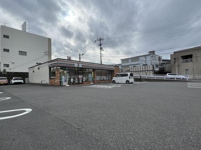 コンビニ　セブンイレブン（コンビニ）まで761m