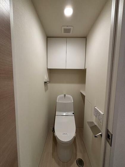 トイレ　バストイレ別、温水洗浄便座付き　収納付き　　　※同タイプ別部