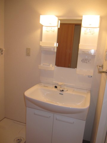 洗面設備　同間取りの違うお部屋となります（現況優先になります）