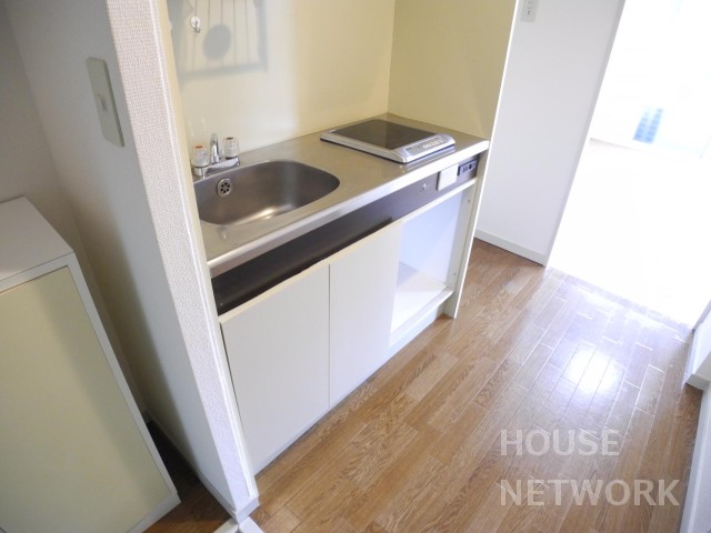 キッチン　下鴨本通沿い、東向きのお部屋です。ＩＨキッチン、洗濯機室内設