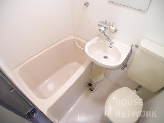 バス・シャワールーム　下鴨本通沿い、東向きのお部屋です。ＩＨキッチン、洗濯機室内設