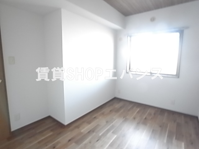 その他部屋・スペース　落ち着いた色調の寝室です