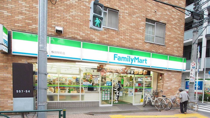 コンビニ　ファミリーマート 桜台駅前店（コンビニ）まで272m