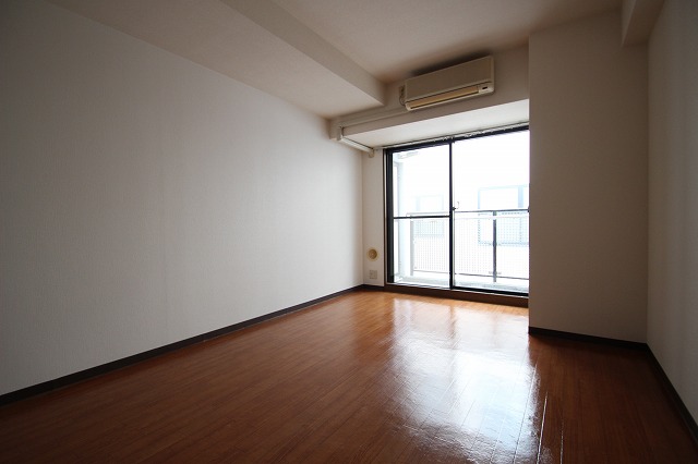 居室・リビング　同物件、別号室の写真です