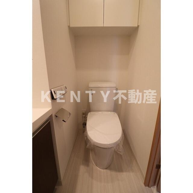 トイレ　落ち着いた色調のトイレです