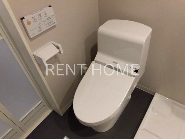 トイレ　温水洗浄便座付きトイレです。