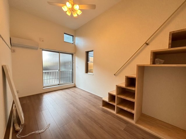 居室・リビング　フローリング敷きの落ち着いた内装になっております。