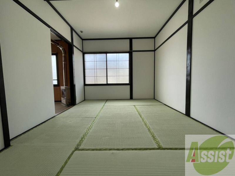 その他部屋・スペース　こちらが和室です。窓が大きくて明るいですね。