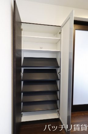 玄関　画像は同型イメージの為、現況を優先いたします。