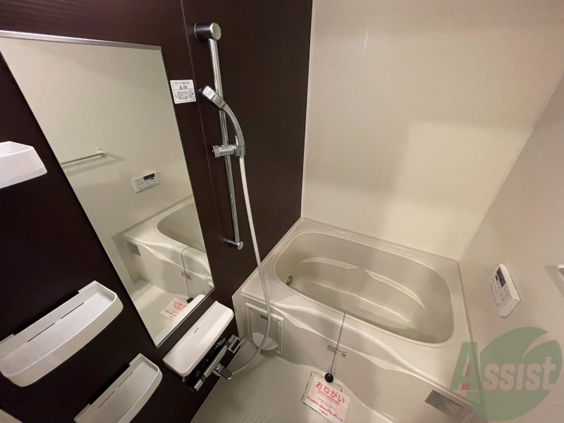 バス・シャワールーム　浴室乾燥、追い焚き機能が付いているのは嬉しいですね。