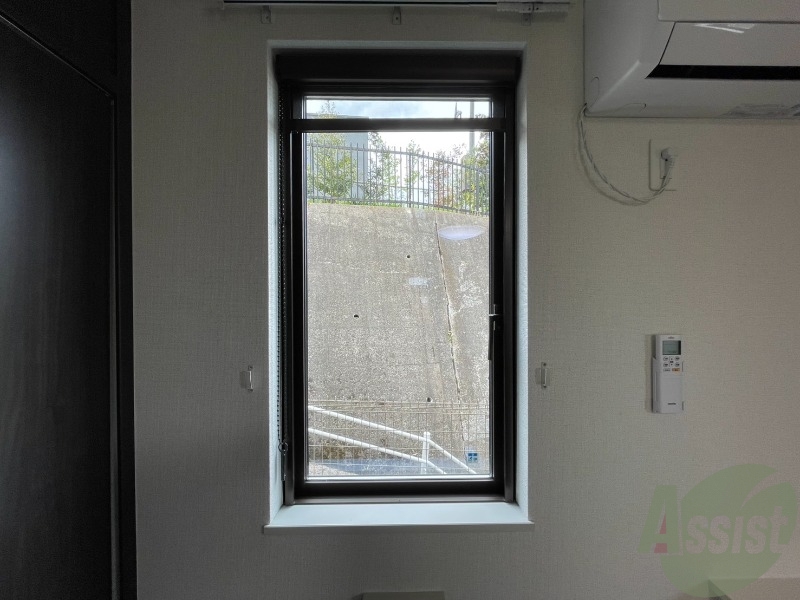 バルコニー　ベランダは無く、小さめの窓が付いております。