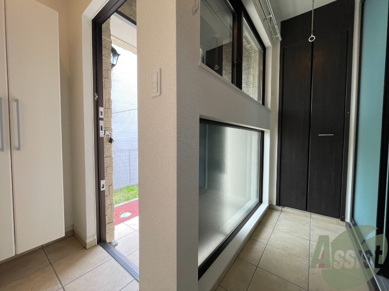 玄関　玄関とサンルーム。明るくて気持ちのいいい日差しが入ります。