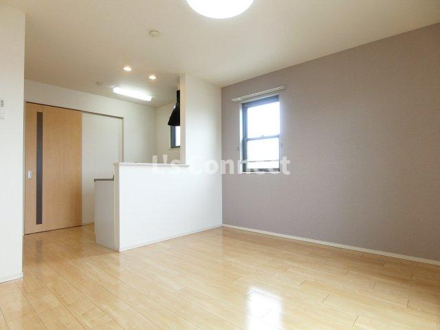 居室・リビング　角部屋で２面に窓があります。