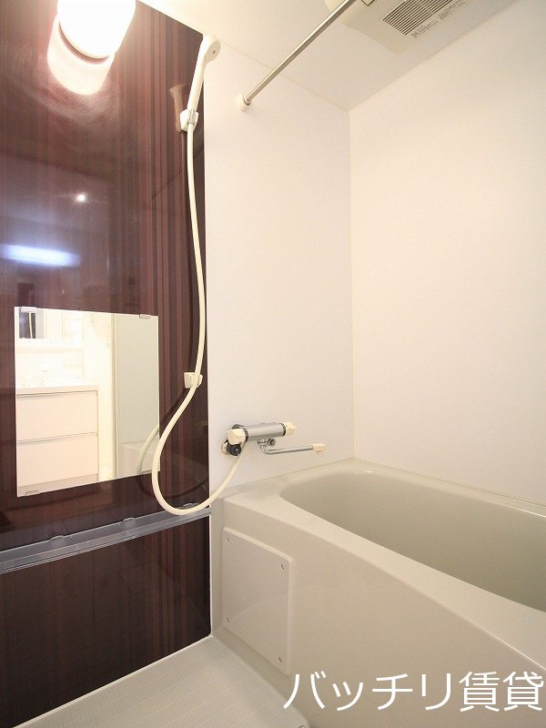 バス・シャワールーム　画像は別号室タイプの為、現状を優先致します。