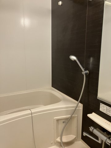 バス・シャワールーム　※同物件の別部屋参考写真です　清潔感のあるバスルーム