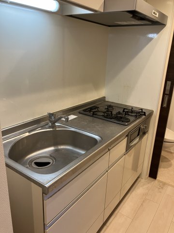 キッチン　※同物件の別部屋参考写真です　グリル付きコンロ、広めのキッチ