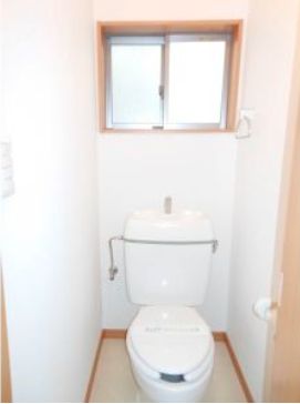 トイレ　落ち着いた色調のトイレです