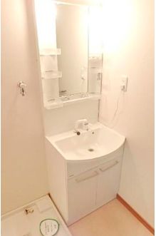 洗面設備　明るい洗面所です