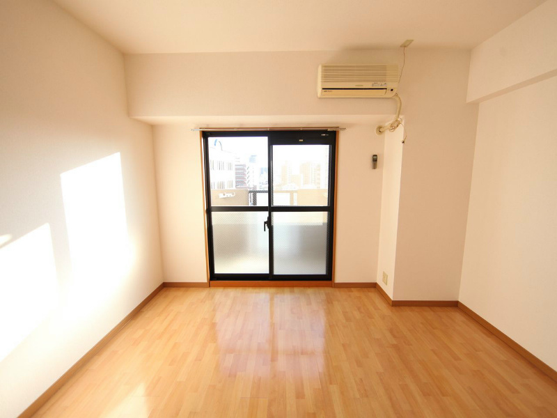 バルコニー　洋室8帖　エアコン完備　南面バルコニー