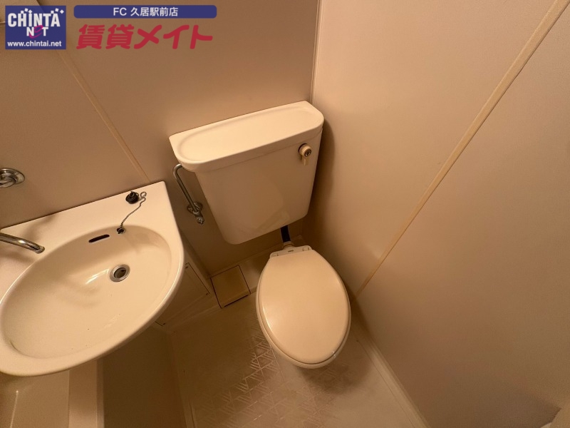 トイレ　同型物件の写真になります。