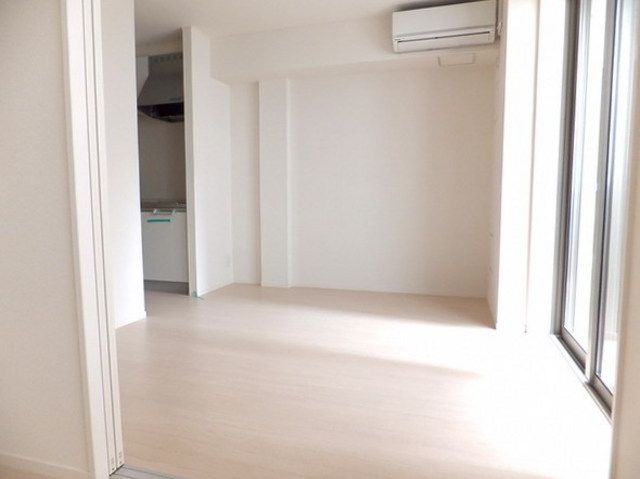 その他部屋・スペース　洋室よりリビング